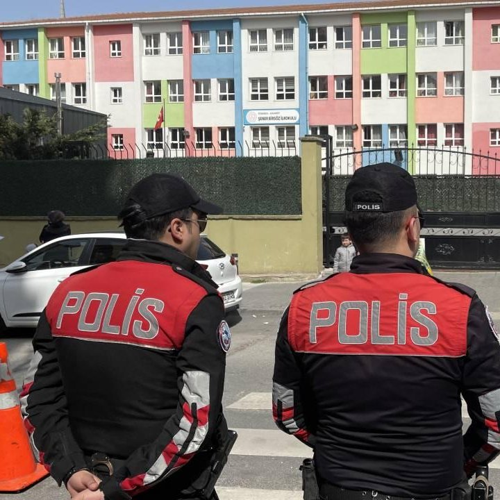 bpthaber's tweet photo. İçişleri Bakanı Mustafa Çiftçi: (Okulların güvenliği hk.)

— 31 bin bahçe görevlisi istihdam edildi.

— 1. ve 2. derece riskli okullarda polisler sürekli görev yapacak.

— 3. ve 4. derece riskli okullarda ise polis irtibat görevlileri bulunacak. 

— Okul çevrelerinde asayiş, narkotik ve çocuk şube ekipleri uygulamaları sürecek.

— İnternet kafeler, oyun salonları, okul servisleri ve metruk yapılar da düzenli olarak denetlenecek.
