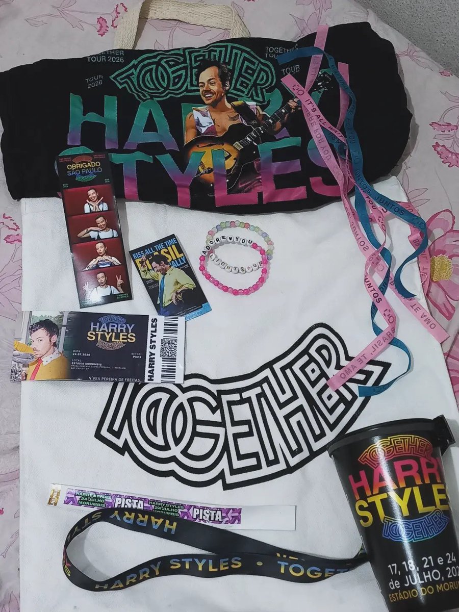 niswiftx's tweet photo. Todas as lembranças que trouxe de São Paulo pra eu não esquecer que vi o Harry ao vivo 🥺🥺 https://t.co/Lp8pcrpHt6
