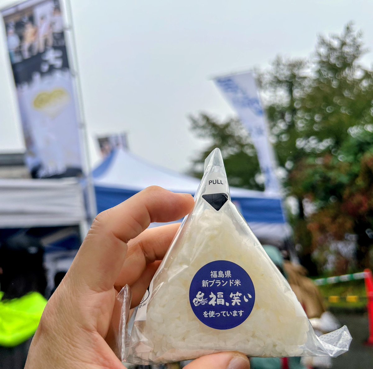 Vh5Cl's tweet photo. ごっつぁん米があるから、お腹弱々のおばさんも安心して参戦できるっちゅうわけです。このあと土砂降りで雨茶漬けになりました🥲。寒かったので安兵衛さんの熱々の川俣シャモそばをいただきましたが、箭内さんがラジオでおススメしていたお店だったらしいです🤗。 https://t.co/y4hkiSVEBv
