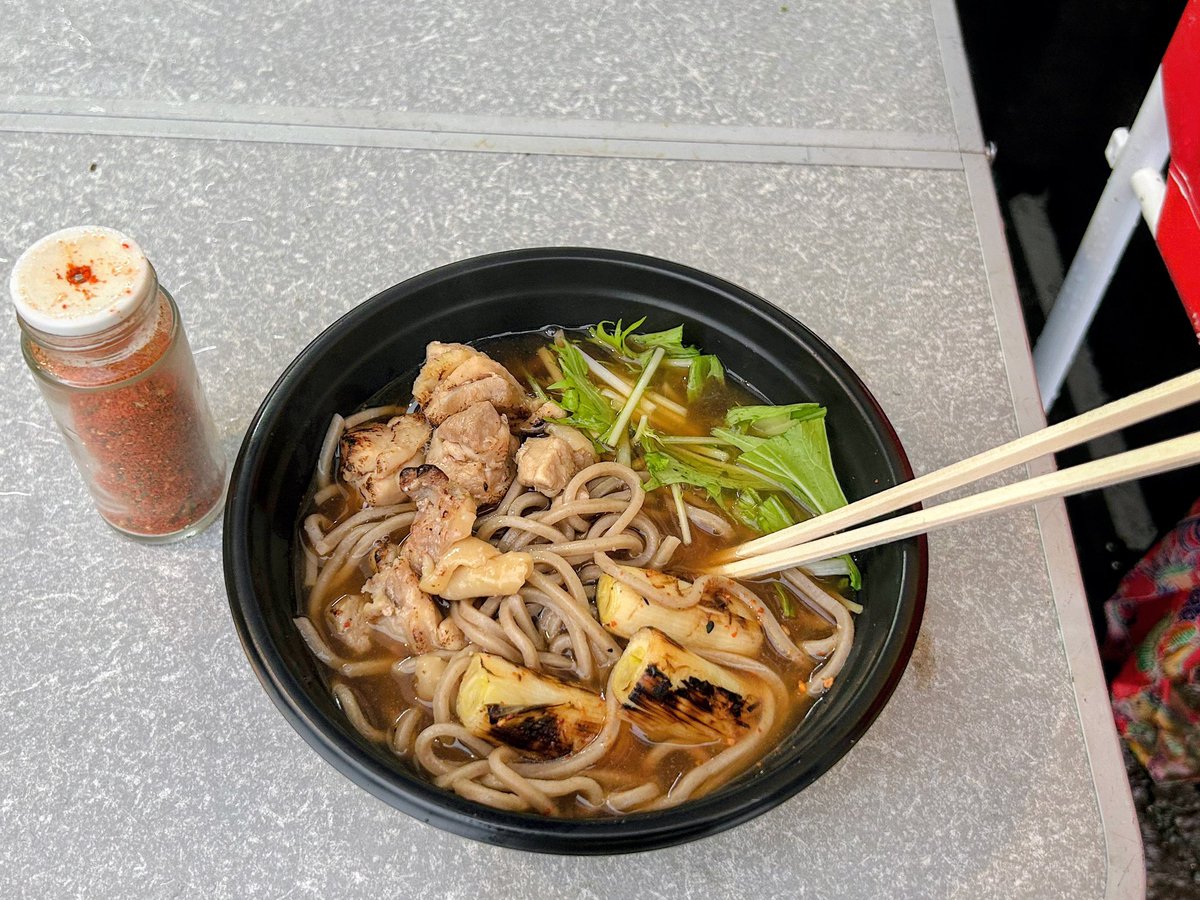 Vh5Cl's tweet photo. ごっつぁん米があるから、お腹弱々のおばさんも安心して参戦できるっちゅうわけです。このあと土砂降りで雨茶漬けになりました🥲。寒かったので安兵衛さんの熱々の川俣シャモそばをいただきましたが、箭内さんがラジオでおススメしていたお店だったらしいです🤗。 https://t.co/y4hkiSVEBv