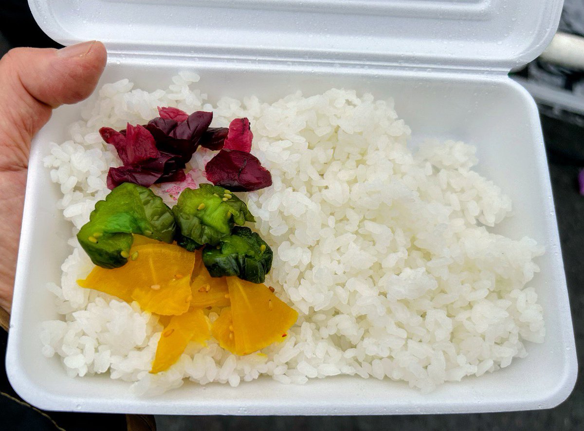 Vh5Cl's tweet photo. ごっつぁん米があるから、お腹弱々のおばさんも安心して参戦できるっちゅうわけです。このあと土砂降りで雨茶漬けになりました🥲。寒かったので安兵衛さんの熱々の川俣シャモそばをいただきましたが、箭内さんがラジオでおススメしていたお店だったらしいです🤗。 https://t.co/y4hkiSVEBv