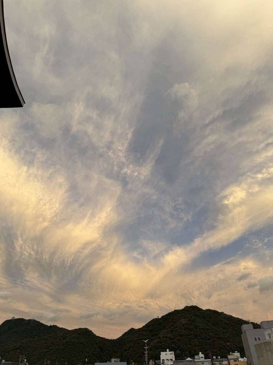 sk8or0508's tweet photo. こうやって空の色が変わる景色を見ながらずっと話してたい(楽しかった~ https://t.co/tIjajbqqtG