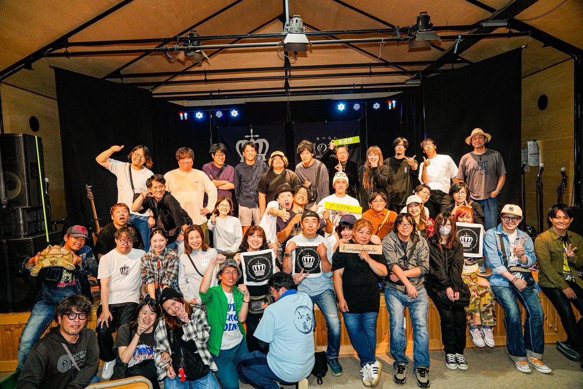 Kanta397's tweet photo. 【リベンジ大成功！】

2026.9.19-20
@ 十勝ヒルズ"GAKUYA"
廣川冠太presents
『声の行方〜リベンジ編〜』

１年前、病室のベッドの上で悩みに悩んで、先輩達からの助言で中止にしたこの二日間。
どうにかやれないかと、無い頭フル回転したけど、どうにもやれるはずがなかった。

"COME BACK HERE"
"声の行方を探しに行こう"

中止にした２日間を、出演予定だった仲間たちがこういったタイトルで開催してくれた。

妻に支えてもらって���ヨイショヨイショって歩いて見に行った。ずっと見ていたかったのに、身体が苦しくて車で休み休みの参戦だった。

元気な姿を見せに行ったつもりが、逆に心配かけちゃってたかもしれないね。でも、みんなの顔見れて嬉しかった。

来年こそは、絶対にやる。
と、強く思った。
そのために、少しでも早く復活をして、９月にかけていく。そう決めたんです。

１６時間の手術。
脇の下からおへその下まで体を開いても、なんとか生きていられた。でも、麻酔が切れて目が覚めると地獄が待っていた。あまりにもキツかった。毎晩血圧が180を越えて、猛烈な頭痛と悪夢に怯えていた。

"こんなん、よくなるのか？"
って弱気にもなった。

全然食べられない僕に、妻が毎日フルーツをもってICUに会いに来てくれ��、みんなからのメッセージや近情を教えてくれてた。

一つひとつに涙が止まらなかった。

退院して、なるべく早くから仕事復帰して、体力回復させて、ライブハウスに早く戻れるように頑張った。
そして、退院の半年後に復活ライブを無理矢理入れたのです。
全国各地から、帯広レストに大集合してくれて、感無量でした！あんじゃっしゅ！

１月には息子も生まれて来てくれて、またひとつ頑張る力をくれた。

ライブ活動は例年の4分の1ほどに落とし、家族時間を大事にしながら少しずつライブを重ねた。妻に、家族に感謝です。

みんなのおかげさんで、
冠太祭、リベンジできた。。
沢山の仲間たち、ファンの方々、スタッフの皆さん、あなたのおかげさんです！

音響はLABO17
@HIGESOUND 
竹山さん、戸田さん

照明はSOUND FACTORY 443
@factory_44 
よっちさん

撮影はすーみんさん
@sumi_RioMinChee 

受付・ドリンカーは
みやこちゃん、ゆりか、タクヤ
@miyagypso 
@nt_yrk 
@tky_trt 

機材提供・協力は
O.G.Sのみんな
@Yuu1916 
@TeruGs 
@sho122x 
@tky_trt 

設営協力は康太さん
@kooota721 

スタッフみんな、なまら心強かったっす🔥

各地から集まってくれたお客さん、音楽仲間、友達、あなた。
ここまでなんとかやってこれました！ありがとうございます！

課題は盛りだくさんで、やらなきゃならないことだらけだけど、"今のままが良い"ってとこもあります。

でも、やっぱり僕1人じゃ何もできんし、やっぱりあなたと一緒に居たいと思うんだよなぁ。
そんなあなたを、大事に抱きしめていたいと思うんだよなぁ。

上手くいかないことばかりだけど、そう思えるのは、僕にもあなたにも、大きくても小さくても、願いがあるからだよ。

あなたも、僕も、
どうかどうか、
幸せであるように。

リベンジできて、
��なたと過ごせて、
とても幸せでした！

悪いけど、来年もやるよ！
着いて来てちょーだい！

ありがとうございました！

photo by @sumi_RioMinChee 

#冠太祭
#声の行方
