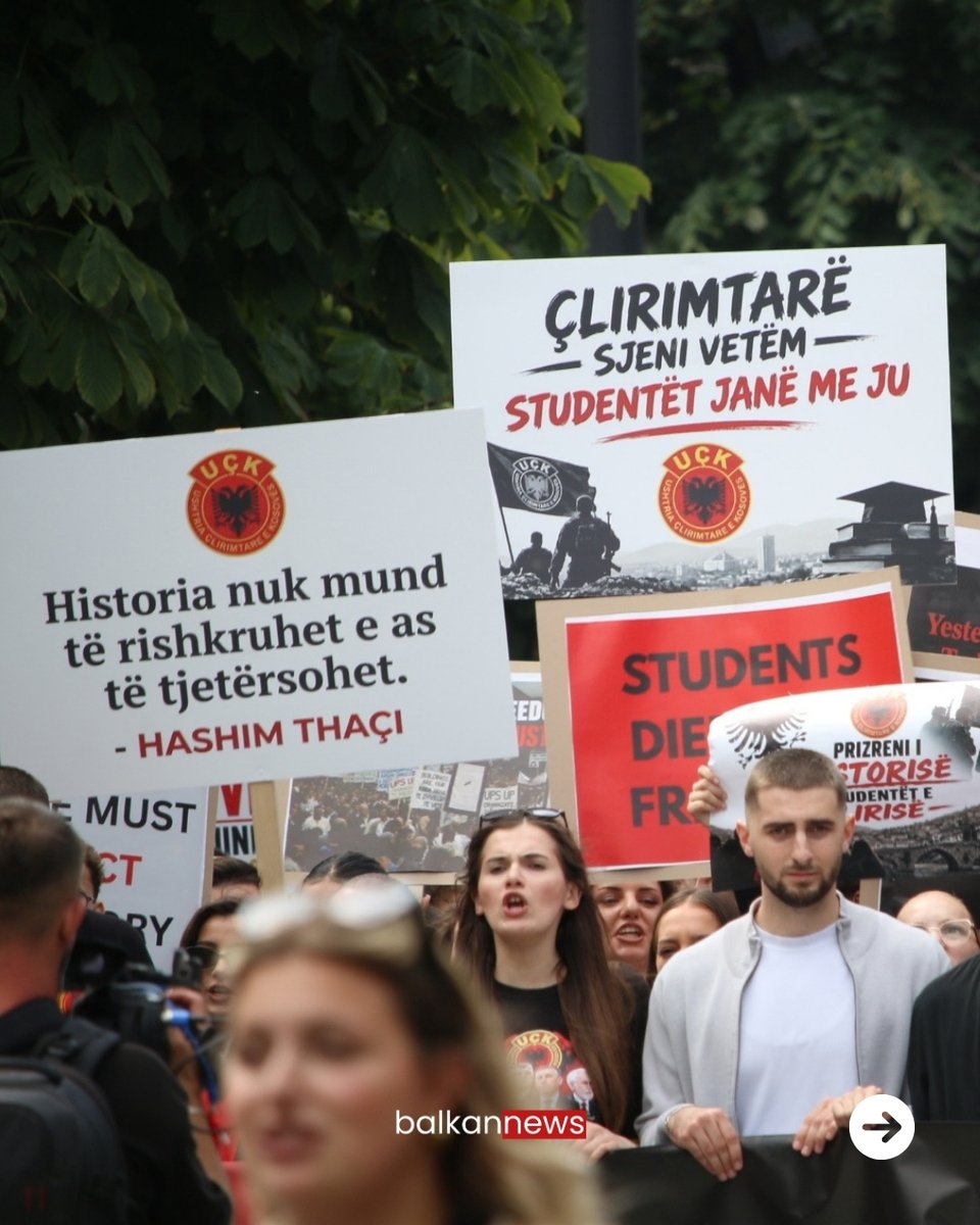 balkannewscomtr's tweet photo. 🇽🇰 Kosova’nın başkenti Priştine’de üniversite öğrencileri, Lahey’deki Kosova Özel Mahkemesi'nin Kosova Kurtuluş Ordusu’nun (UÇK) dört eski lideri hakkında verdiği mahkumiyet kararını protesto etti.

📍 “Hasan Prishtina” Üniversitesi öğrencilerinin düzenlediği ve çok sayıda vatandaşın da katıldığı yürüyüş, Priştine Öğrenci Merkezi’nden başlayarak, mahkum edilen Haşim Thaçi, Kadri Veseli, Recep Selimi ve Yakup Krasniçi’nin fotoğraflarının bulunduğu İskender Bey Meydanı’na sürdü.

Lahey'deki mahkeme, 16 Eylül’de açıkladığı kararında; Thaçi ve Krasniçi’yi 25’er yıl, Veseli’yi 18 yıl, Selimi’yi ise 13 yıl hapis cezasına çarptırmış, dört ismi yasa dışı veya keyfi gözaltı ve tutuklama, zalimane muamele, işkence ve öldürme dahil savaş suçlarından suçlu bulmuştu.

📷: Anadolu Ajansı