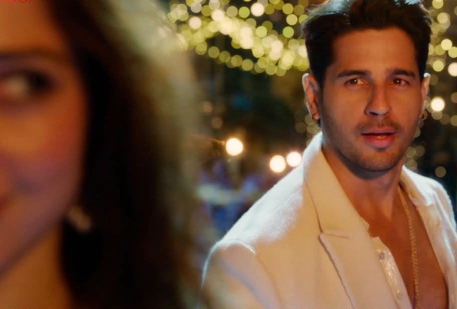 MovieTalkies's tweet photo. #SidharthMalhotra has set the dance floor on fire with #ThummakThummak!
Bringing back the infectious dance energy of chartbusters like #KalaChashma, #KarGayiChull #Manike and #Vele. Sid continues to be the ultimate party starter with his effortlessly smooth, electrifying dance moves.
From folklore and dance to romance, #TheVvaan showcases his versatility, with Thummak Thummak adding another high-energy performance piece to the much-awaited Indian folklore fantasy. #MovieTalkies