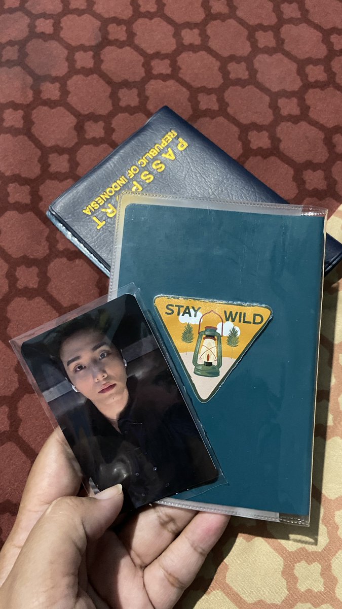 nachobaramiya's tweet photo. Sukaaakk!!🖤
Dapet freebies kertas ganteng pula. Maacii kakk @karaflames https://t.co/gbZ5u3JLuG