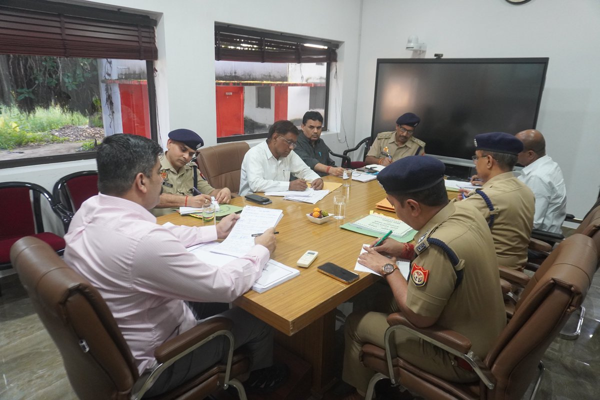 rangejhansi's tweet photo. #IG_Jhansi श्री आकाश कुलहरि द्वारा-
 #झाँसी रेंज के SSP/SP के साथ मासिक #अपराध_समीक्षा कर दिए निर्देश~     

"लंबित विवेचनाओं का  समयबद्ध व गुणवत्तापूर्ण निस्तारण करायें"

“#सोशल_मीडिया पर रखें सतर्क दृष्टि, माहौल खराब करने वालों पर करें कड़ी कार्यवाही”
#UPPolice https://t.co/Pja1aw2KYY
