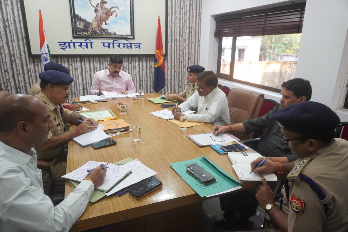 rangejhansi's tweet photo. #IG_Jhansi श्री आकाश कुलहरि द्वारा-
 #झाँसी रेंज के SSP/SP के साथ मासिक #अपराध_समीक्षा कर दिए निर्देश~     

"लंबित विवेचनाओं का  समयबद्ध व गुणवत्तापूर्ण निस्तारण करायें"

“#सोशल_मीडिया पर रखें सतर्क दृष्टि, माहौल खराब करने वालों पर करें कड़ी कार्यवाही”
#UPPolice https://t.co/Pja1aw2KYY