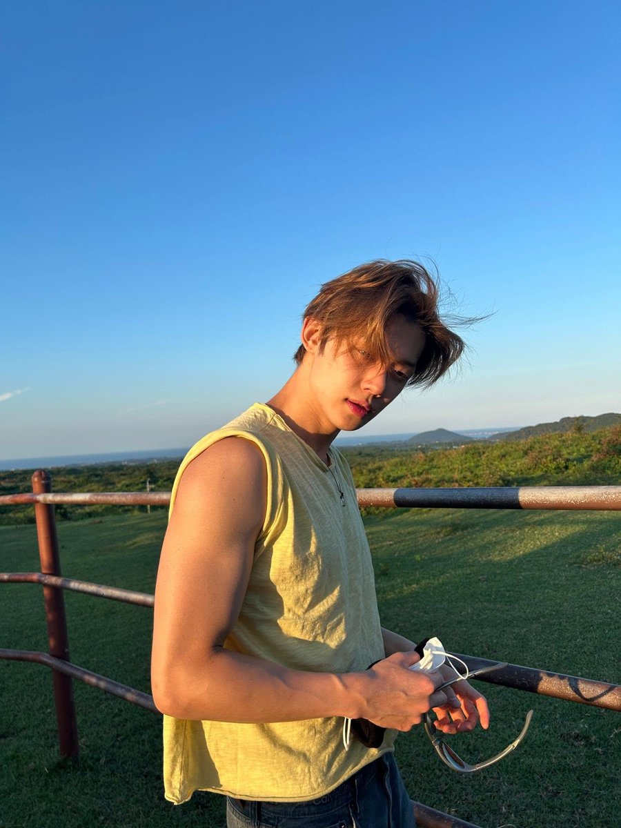 archivezzn's tweet photo. [260921] instagram update #YEONJUN #연준 

“둥둥

선크림을 잘 바르자...

☁️☁️

끝 부분만 빼고 봐주세요🙏

눈부셩

🫠

햇살 조코

아 내 팔

스프링쿨러 샤워

까꿍

제주 러닝💙

날씨 조코

🏃‍♂️🏃‍♂️🏃‍♂️🏃‍♂️

안녕?”

(he used the multiple caption feature) https://t.co/vvd967aUMN