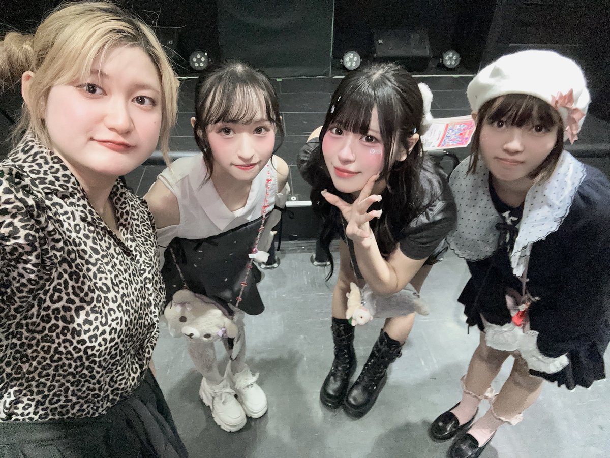 HOLIDAYS_staff's tweet photo. 「夏の終わりのHOLIDAYS DAY1夜部」
ありがとうございました🏖️
本日のダイジェスト＆写真をお届け🎥📸
次回▶9/22㈫祝日 
「夏の終わりのHOLIDAYS DAY1昼部夜部」
📍神田CLUB F#
昼部
🎤14:20-14:45(コラボ)/15:20-15:45
📸15:50-16:50 
夜部
🎤20:30-20:55
📸21:00-22:00

🎫https://t.co/fIjMsPZ2n6 https://t.co/5DoHMnzzZH