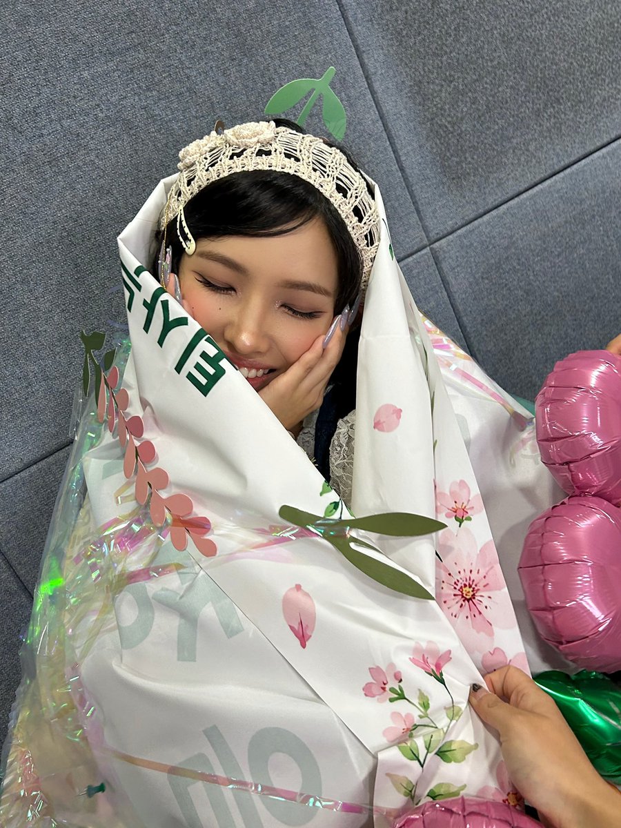 2YEONZIP's tweet photo. 260921 #Soyeon instagram 

it feels like just yesterday that i was completely lost, wondering what kind of music i should be making, and finding it so difficult to produce myself… and now i’ve already had my last music show stage. i can’t believe it 🥹

i wanted to try something new, so i met with all kinds of people, i tried making “hip” music even when it wasn’t really my taste because i wanted to make a hip album, and then i went back and looked through all the music i had made up till now, thinking that maybe being more like myself was better.
after going through all these times where i lost my sense of direction and got everything mixed up, i think i ended up making the most honest and romantic album! 🎵

it might not be some an artistic or intricately cohesive album, but i think it became an album that really contains my heart. so from the process all the way to the result, i’m so so proud and happy 😜 thank you so much to everyone who stayed with me through all my long concerns. because of all of you, the dream I had drawn out was able to be completed safely 🙏

and nebobo! i love ‘what a wonderful life’ sooo~ much 💕 what did you guys think?
my album can’t be explained by just one genre, but it’s filled with nothing but my sincerity. if our nebobo were happy during my promotions, then i think that means my heart reached you!!
thank you for giving me more love than i could ever deserve. thanks to you, I was happy! ❤️

looking back, even those days when I was struggling so much that i thought i couldn’t do this anymore, repeatedly going back to the beginning, worrying that i was just wasting my time and regretting everything… feel kind of romantic now 🩵

thanks to everyone who felt that sense of liberation and related to what i was trying to express, i gained a lifetime’s worth of motivation to keep going without ever quitting my job 💕
it was a really happy two weeks! thank you!

well then, everyone…
an~nyeong~hi~gye~sae~yeo~ 🎵