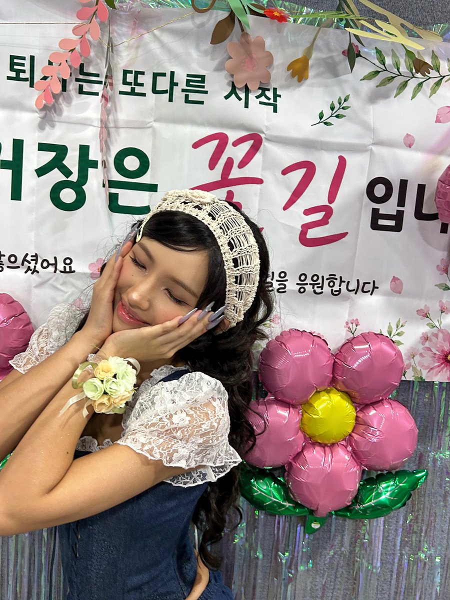 2YEONZIP's tweet photo. 260921 #Soyeon instagram 

it feels like just yesterday that i was completely lost, wondering what kind of music i should be making, and finding it so difficult to produce myself… and now i’ve already had my last music show stage. i can’t believe it 🥹

i wanted to try something new, so i met with all kinds of people, i tried making “hip” music even when it wasn’t really my taste because i wanted to make a hip album, and then i went back and looked through all the music i had made up till now, thinking that maybe being more like myself was better.
after going through all these times where i lost my sense of direction and got everything mixed up, i think i ended up making the most honest and romantic album! 🎵

it might not be some an artistic or intricately cohesive album, but i think it became an album that really contains my heart. so from the process all the way to the result, i’m so so proud and happy 😜 thank you so much to everyone who stayed with me through all my long concerns. because of all of you, the dream I had drawn out was able to be completed safely 🙏

and nebobo! i love ‘what a wonderful life’ sooo~ much 💕 what did you guys think?
my album can’t be explained by just one genre, but it’s filled with nothing but my sincerity. if our nebobo were happy during my promotions, then i think that means my heart reached you!!
thank you for giving me more love than i could ever deserve. thanks to you, I was happy! ❤️

looking back, even those days when I was struggling so much that i thought i couldn’t do this anymore, repeatedly going back to the beginning, worrying that i was just wasting my time and regretting everything… feel kind of romantic now 🩵

thanks to everyone who felt that sense of liberation and related to what i was trying to express, i gained a lifetime’s worth of motivation to keep going without ever quitting my job 💕
it was a really happy two weeks! thank you!

well then, everyone…
an~nyeong~hi~gye~sae~yeo~ 🎵