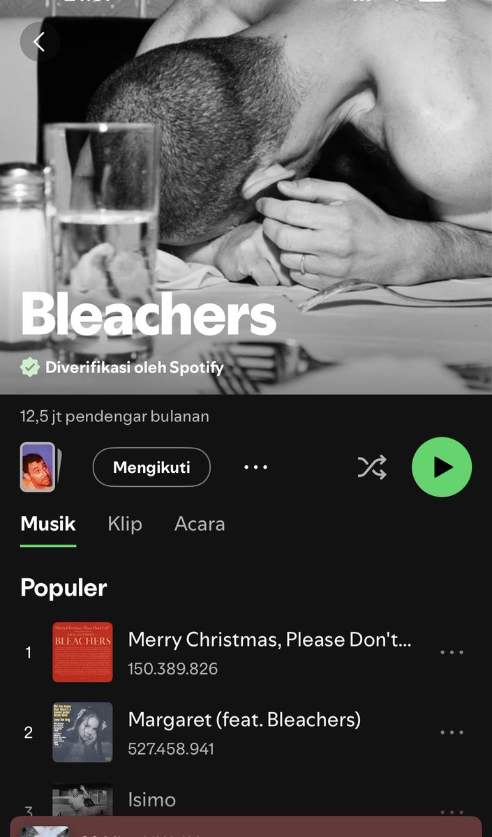 m4niees's tweet photo. @khiyeoni plss dengerin lagu2nya @lawrencetheband  @bleachersmusic @thebeaches jugaaa! lagunya enak2 dan minim kontroversi. lawrence tahun ini jadi opener turnya charlie put. trss kalo km nnton off campus, lagunya the beaches ni ngisi disitu jugaaa. https://t.co/n8NOVRzJzT