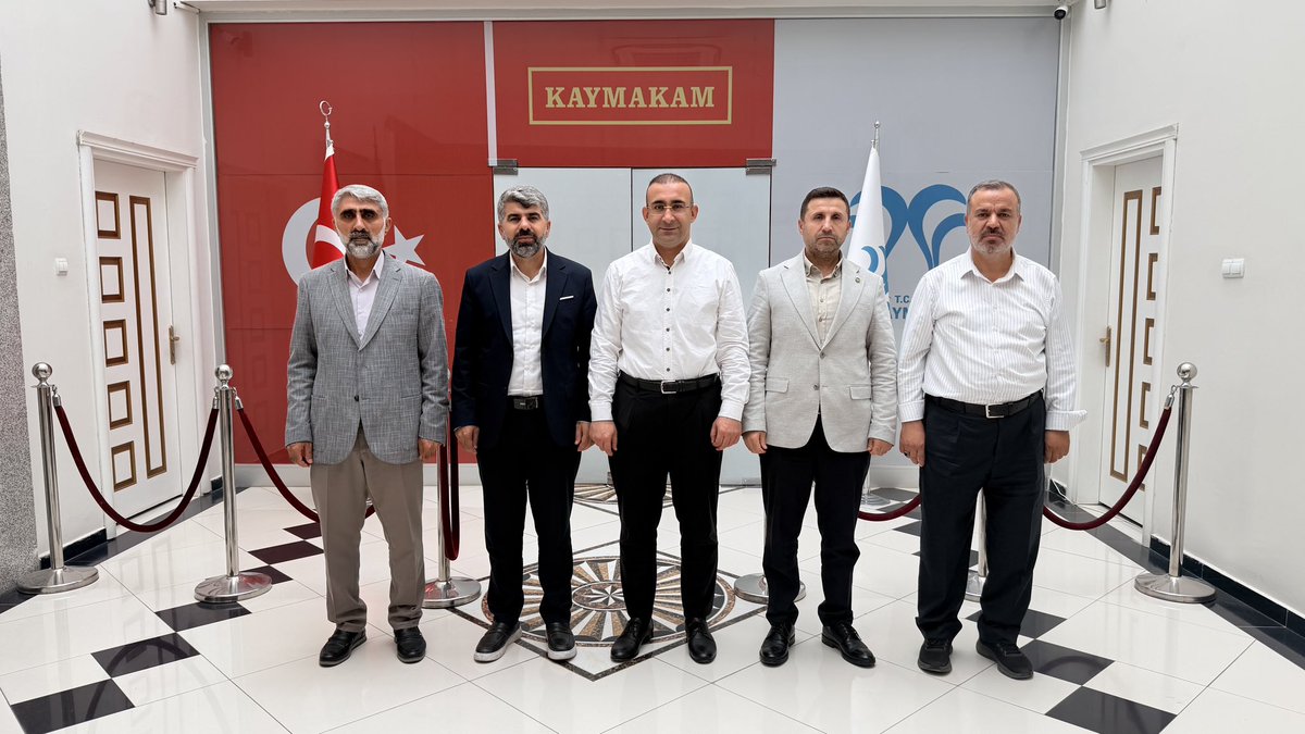 azizbalikk's tweet photo. 📍 Bismil Kaymakamımız Sayın Recep Hasar’ı ziyaret ettik.
Milletvekilimiz Sayın Faruk Dinç ve İl Başkan Vekilimiz Sayın Mustafa Şenol ile birlikte Kaymakamımız Sayın Recep Hasar’ı makamında ziyaret ettik.
Samimi bir ortamda gerçekleşen görüşmede #Bismil’imizin gündemini, sahada vatandaşlarımızdan dinlediğimiz sorunları ve ilçemizin ihtiyaçlarını konuştuk. İlçemizde yaşanan sorunların çözümü için ilgili kurumların üzerine düşen sorumluluğu yerine getirmesinin önemini istişare ettik.
Bismil’imizin meselelerini her platformda gündeme getirmeye ve çözüm için takipçisi olmaya devam edeceğiz.
Sayın Kaymakamımıza nazik ev sahipliği için teşekkür ediyor, çalışmalarında kolaylıklar diliyorum.