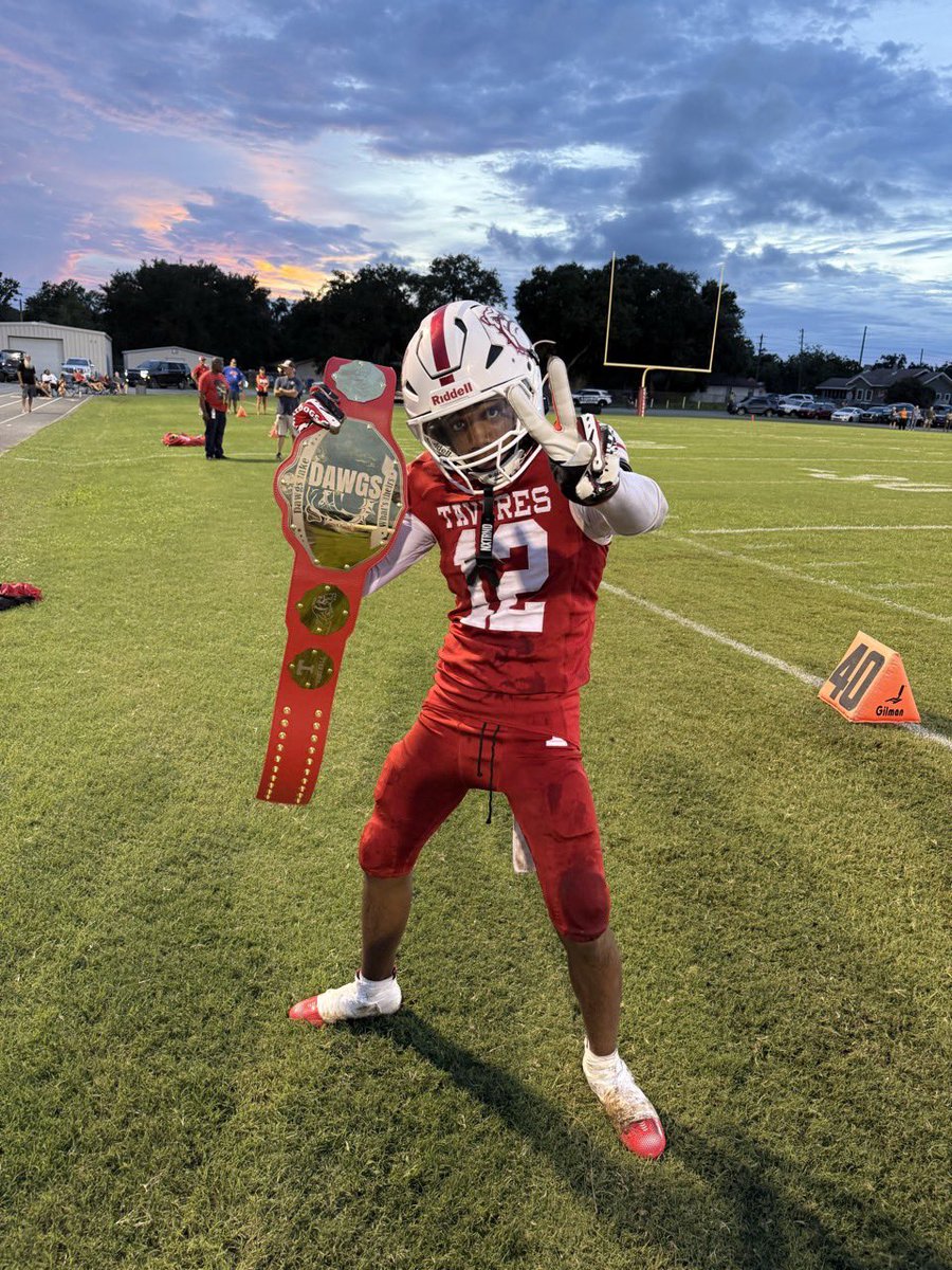keijohn71692's tweet photo. @Coachbeck63 @CoachGrant_THS I just want to thank the man above for this monument in time. Also want to thank my coach’s for the support they have gave through out the season.  2 interceptions  3 pbus sep-3-26 film DB CO/28🤫 
#ballfordukes https://t.co/sH9UEcH7oc