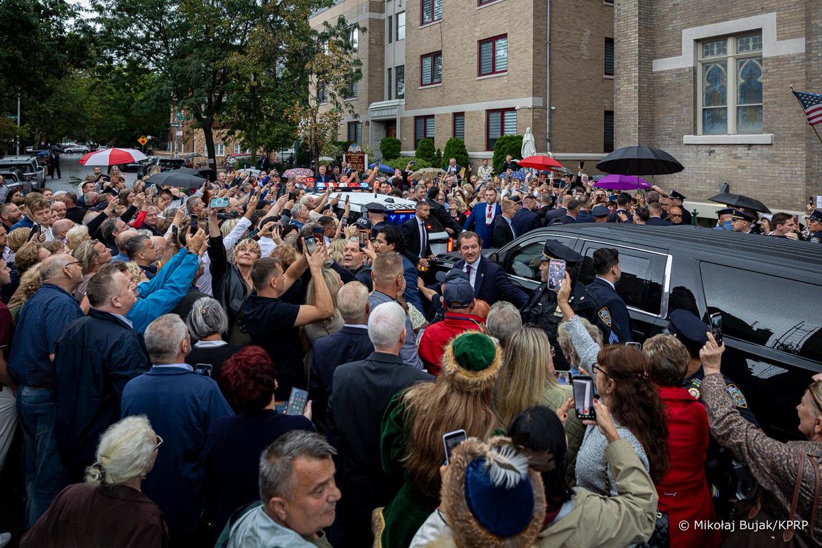 Andruszkiewicz1's tweet photo. Niesamowity entuzjazm nowojorskiej Polonii w czasie spotkań Parą Prezydencką. Setki Rodaków! Dziękujemy za Wasze wielkie wsparcie ❤️🇵🇱🇺🇸 https://t.co/nlvyhikXf1