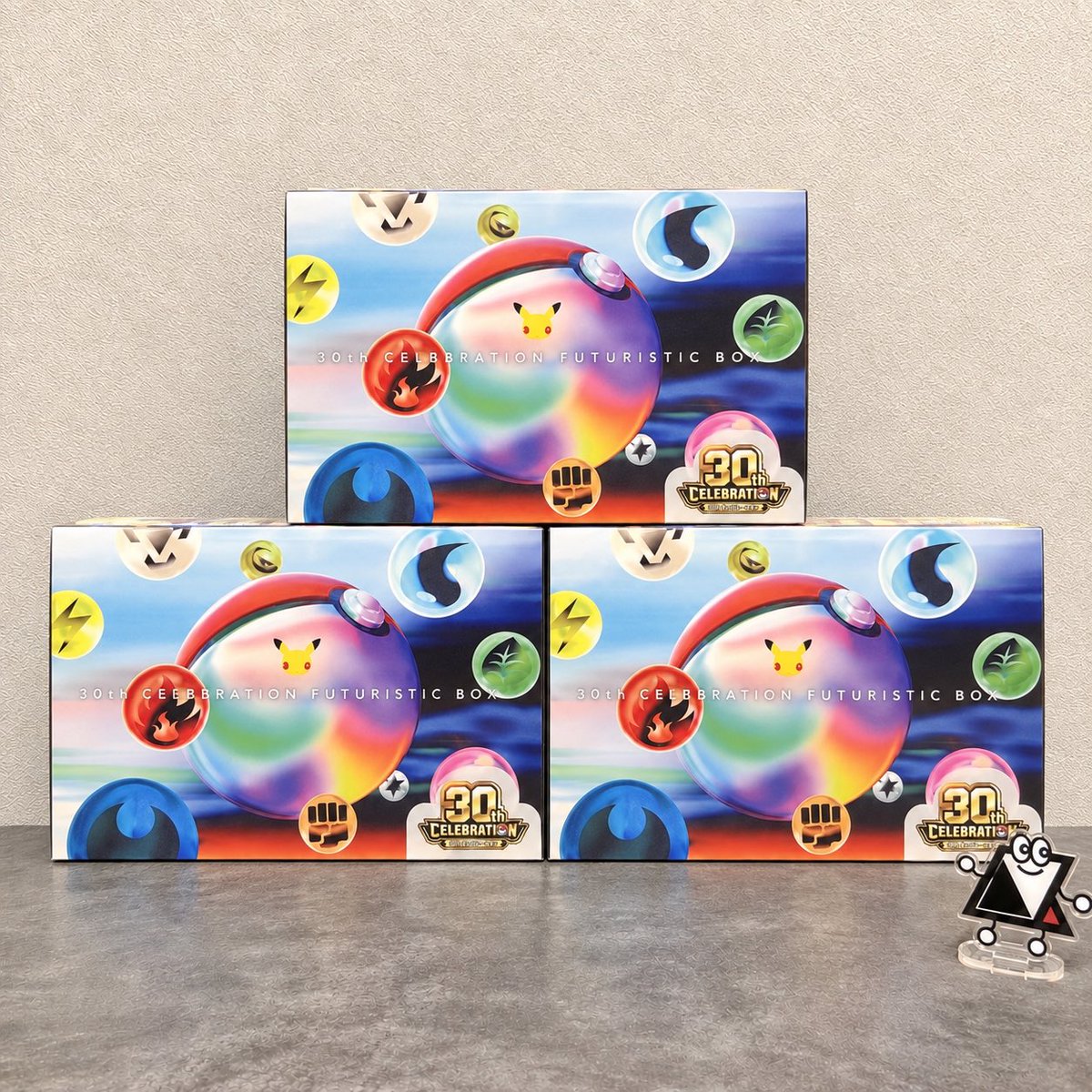 musou_TCG's tweet photo. 🎂🔥30th記念企画🔥🎂

＼でかBOX、本日は3箱のみ‼️／
✨30th CELEBRATION FUTURISTIC BOX✨

さらに🥳
🎟30thBOX定価販売の参加券付き！

今夜もワクワクしながらご参加ください🎁✨

https://t.co/TPIDneQeab
👍＆♻️ 👍＆♻️ 👍＆♻️ 👍＆♻️ https://t.co/lvcAJeowOo