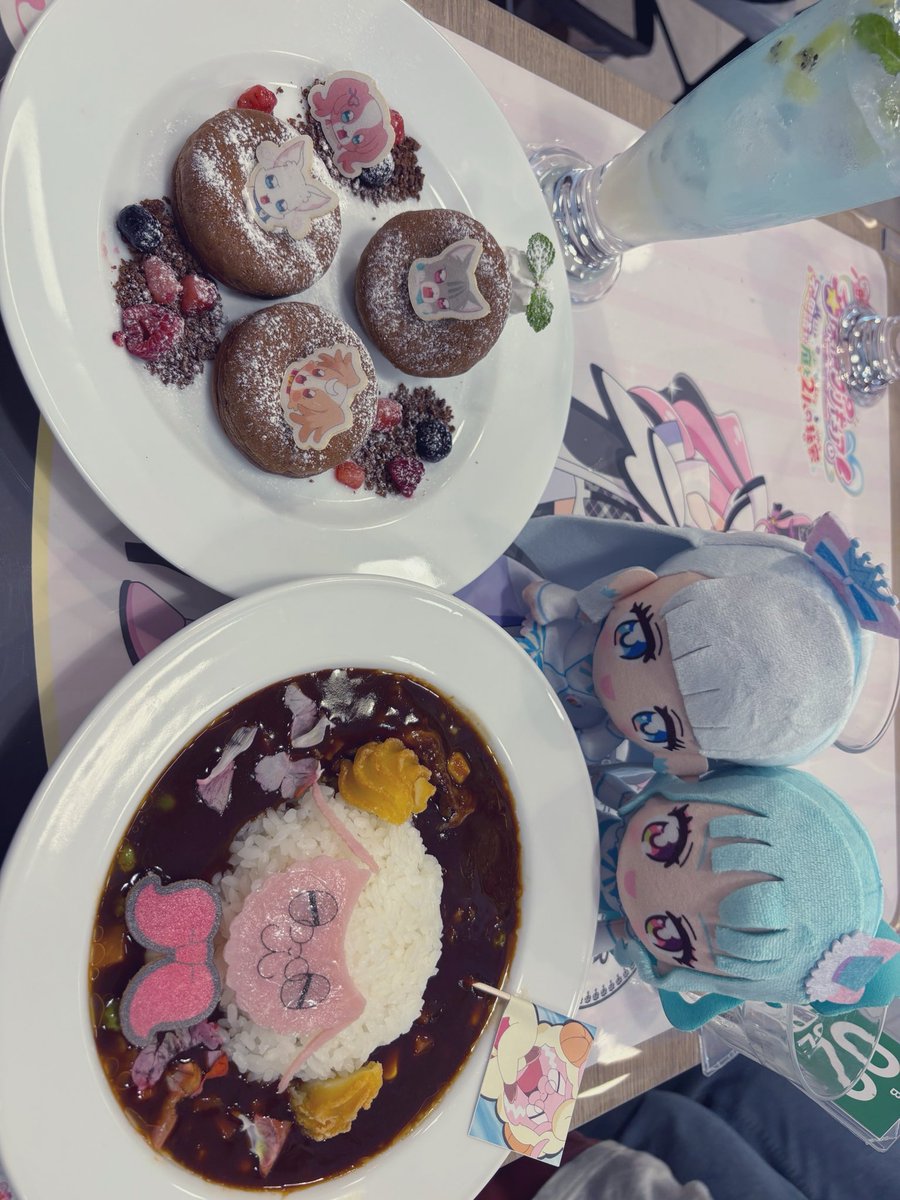 Ms_pastime_'s tweet photo. 今日はタワレコたんプリカフェで2作前に囚われたプリキュアおじさんして映画見てプリキュアづくし��てました(  ･ᴗ･ )⸝⚑��
猫組ぬい連れてったらラストに持ちぬいと一緒に写真撮って貰ったりカフェで買ったアクスタ並べて撮ってもらってました。

某パパは絶対娘さんと映画見に行ってください。 https://t.co/qODE6gON4P