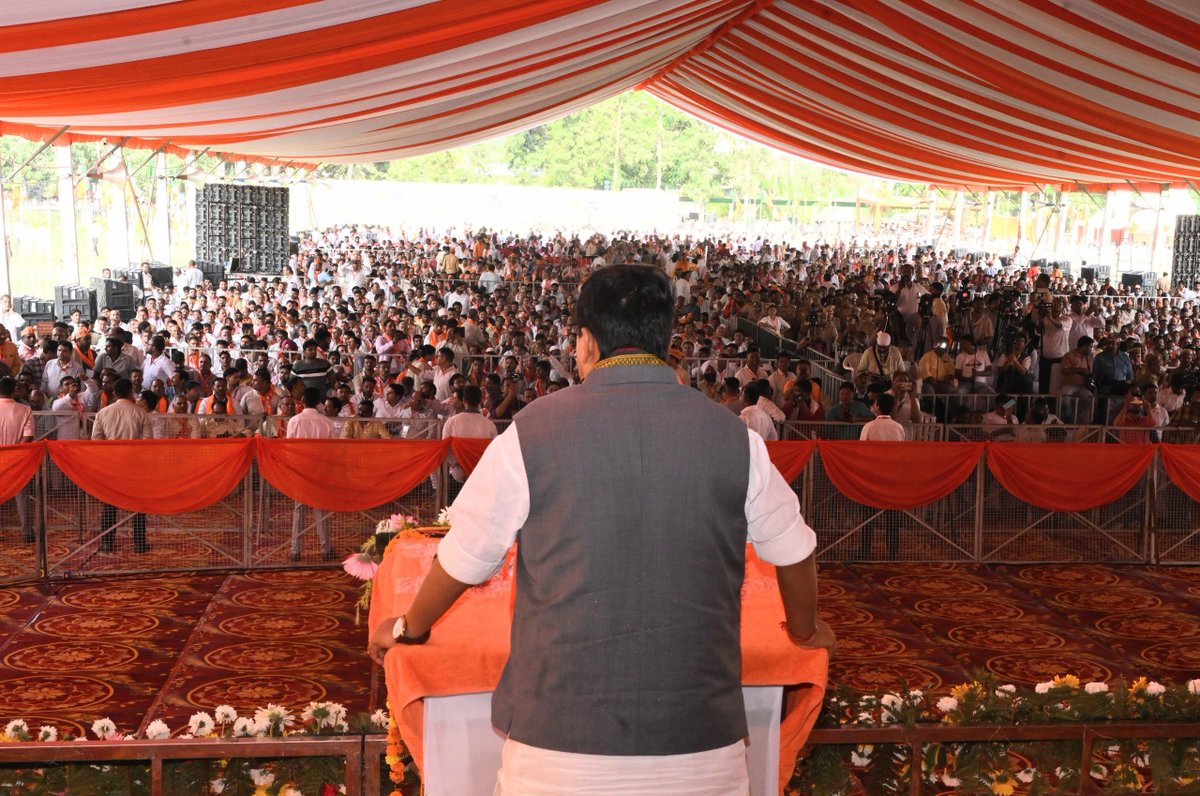 NitinNabin's tweet photo. आज उत्तर प्रदेश के मेरठ में पश्चिम क्षेत्र के शक्ति केंद्र संयोजक सम्मेलन को संबोधित किया।

एक ओर भाजपा आदरणीय प्रधानमंत्री श्री @narendramodi जी के नेतृत्व में ‘विकसित भारत’ के संकल्प के साथ आगे बढ़ रही है, वहीं विपक्ष आज भी ‘Divide and Rule’ की राजनीति में उलझा हुआ है। उत्तर प्रदेश की जनता विकास और सुशासन के साथ है और आने वाले समय में प्रदेश में एक बार फिर NDA की सरकार बनाने के संकल्प के साथ आगे बढ़ रही है।

इस दौरान मुख्यमंत्री श्री @myogiadityanath जी एवं प्रदेश अध्यक्ष श्री @mppchaudhary जी के साथ वरिष्ठ नेतागण उपस्थित रहे।

@BJP4UP