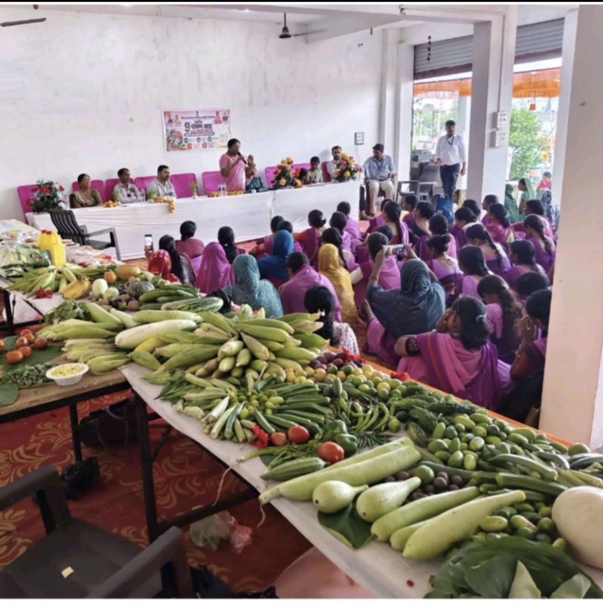 icds_rajasthan's tweet photo. पोषण मेला | सीमलवाड़ा, जिला डूंगरपुर 🌿

सीखने की कोई उम्र नहीं होती!
पोषण मेले में स्कूल के बच्चों ने आंगनबाड़ी केंद्र पहुँचकर स्थानीय एवं पौष्टिक खाद्य पदार्थों को जाना और सही पोषण के महत्व को समझा।

आंगनबाड़ी — जहाँ पोषण भी, पढ़ाई भी। https://t.co/4okObETUVd