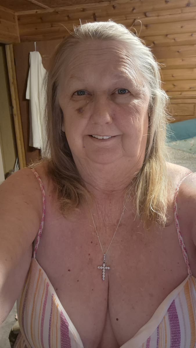 Fiqah195's tweet photo. Nobody wants to date me because of how I look https://t.co/D6wUh6LSuq