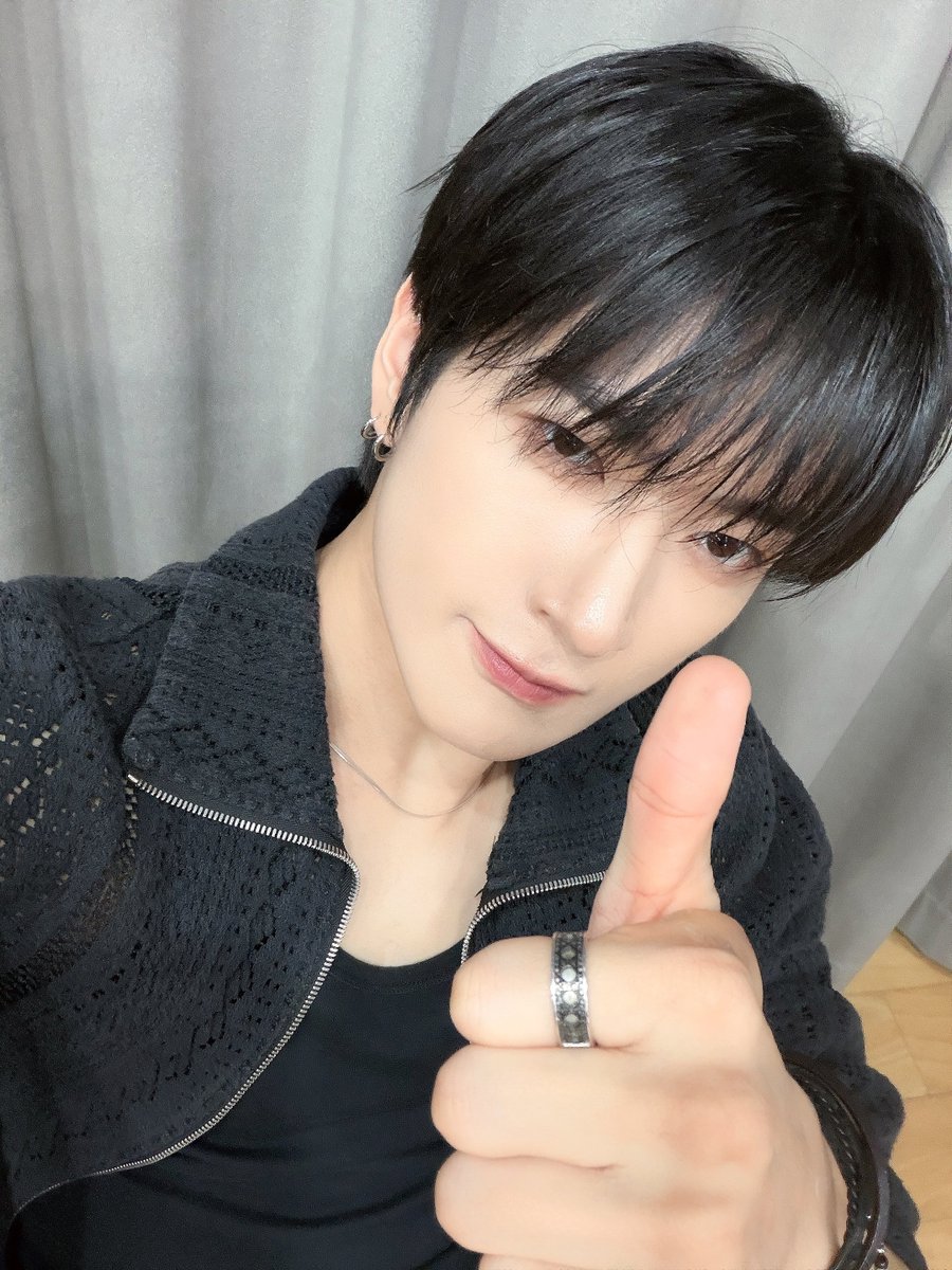 TRENDZ_OFFCL's tweet photo. [#윤우] 블랙 컴백🐺🖤

#FROM_TRENDZ #TO_FRIENDZ #TRENDZ #트렌드지 https://t.co/CDhWAaQfIT