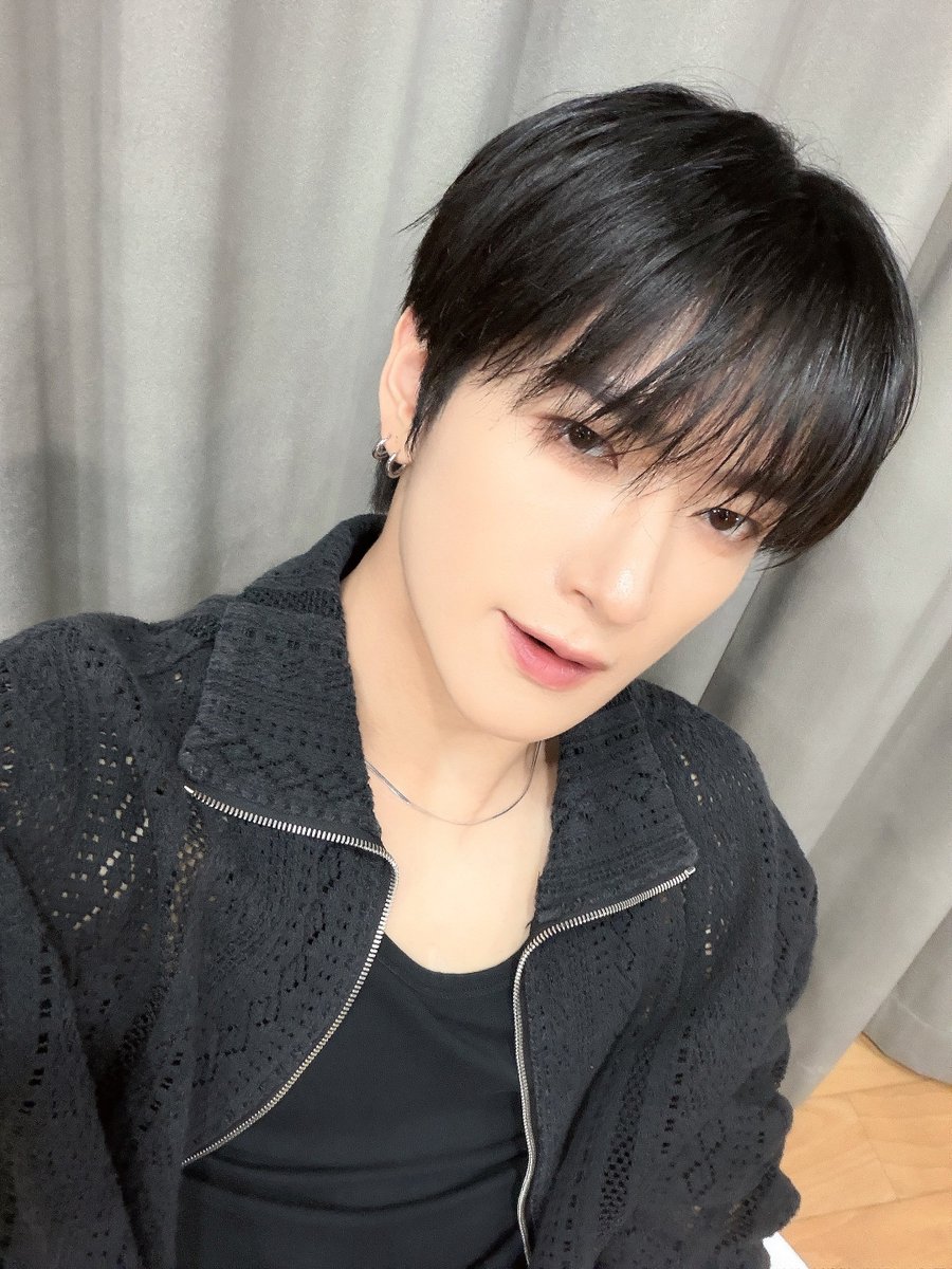 TRENDZ_OFFCL's tweet photo. [#윤우] 블랙 컴백🐺🖤

#FROM_TRENDZ #TO_FRIENDZ #TRENDZ #트렌드지 https://t.co/CDhWAaQfIT
