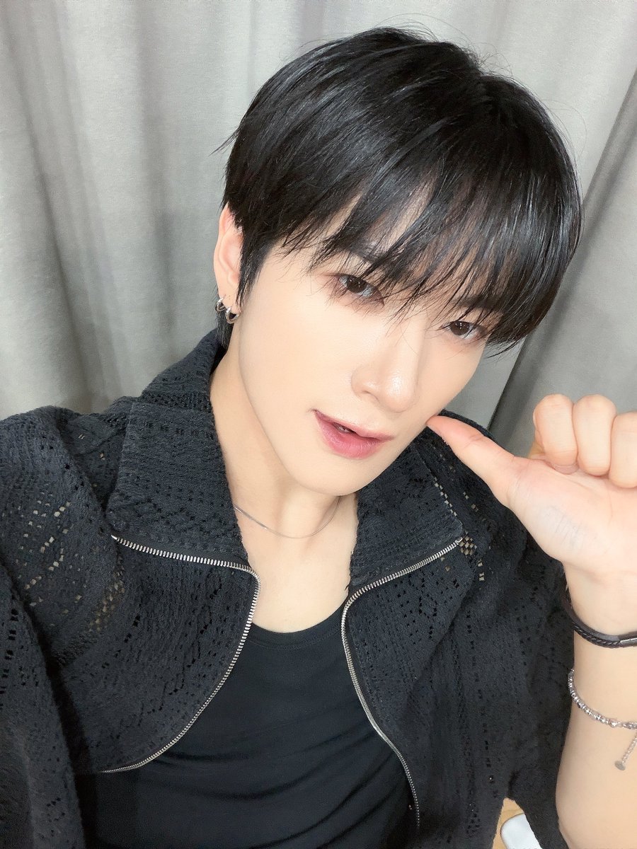 TRENDZ_OFFCL's tweet photo. [#윤우] 블랙 컴백🐺🖤

#FROM_TRENDZ #TO_FRIENDZ #TRENDZ #트렌드지 https://t.co/CDhWAaQfIT