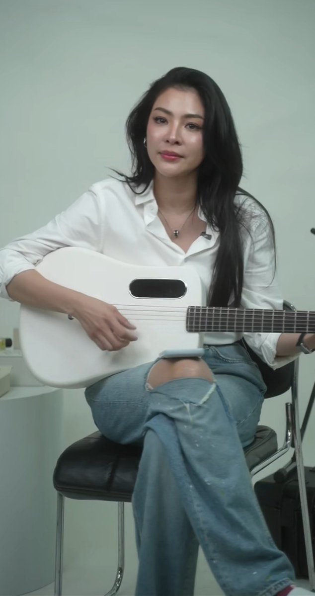 FayeMalisornVN's tweet photo. The live session ended with so much cuteness and sweetness from our girl Faye Peraya. And after this live session, the next thing we need to do is focus all our energy on the upcoming Milan Fashion Week that Faye will be attending. Let everyone know how much we love Faye. 🌻🔥

FAYE MADAME FIN MOMENT
#MadameFinxFayePeraya