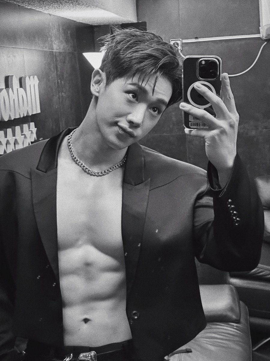 wonhoeuteamo's tweet photo. mirror selfie king https://t.co/7raV7sPFUD