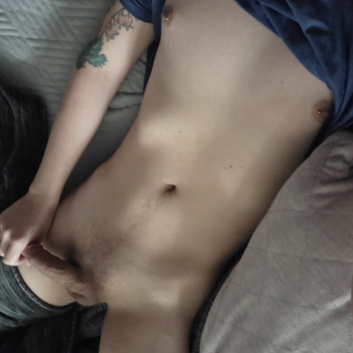 Pretty_peacock5's tweet photo. I'm trying to get my bush and happy trail more defined😤 it isn't working https://t.co/0vdPSmSh12
