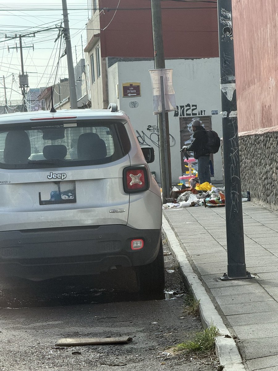 DesachyRoberto's tweet photo. Vecinos de la av 6 oriente esquina con 20 norte reportan que el servicio de recolección de basura no ha pasado, sumado a que los pepenadores rompen las bolsas de basura dejando la calle en situación insalubre @PueblaAyto @pepechedrauimx https://t.co/GxIe1m4IZu