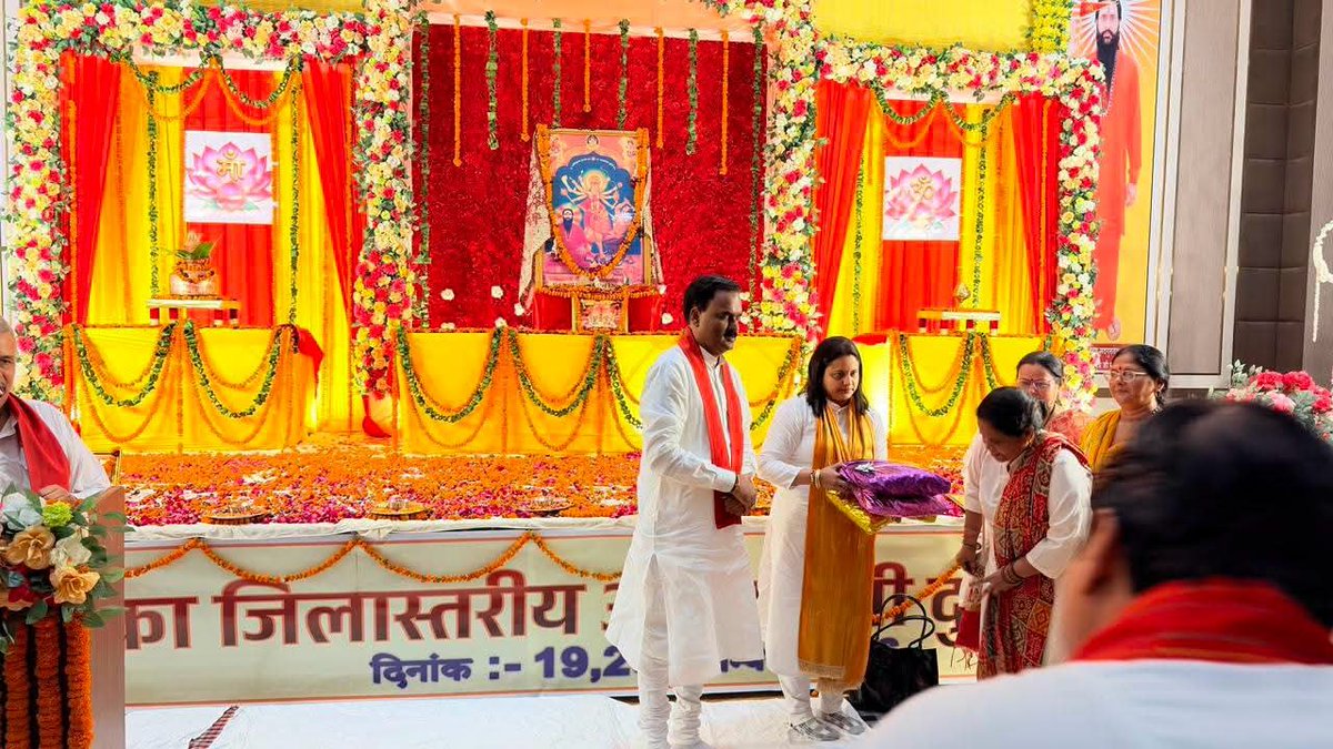 Ritikaawasthi6's tweet photo. माता भगवती आदिशक्ति जगत जननी जगदंबा एवं परमआराध्य परमहंस योगीराज श्री शक्तिपुत्र जी महाराज की कृपा एवं आशीर्वाद से 24 घंटे का अखंड #चालीसापाठ  #बरेली #उत्तरप्रदेश  में संपन्न हुआ। सभी कार्यकर्ताओं के सहयोग एवं स्नेह के लिए बहुत-बहुत धन्यवाद।
#bmks
#bscp https://t.co/2Wim0FmsVq