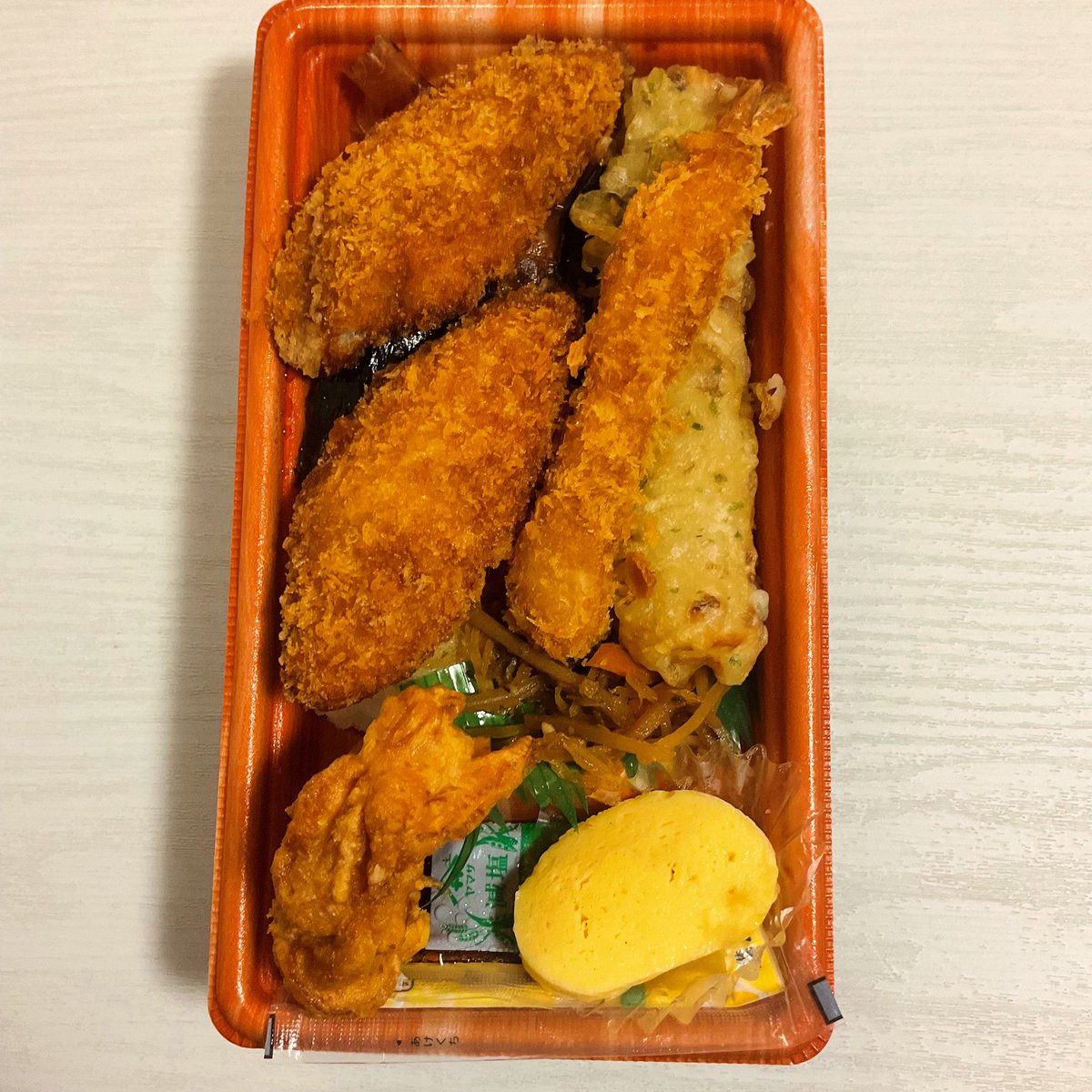 ChiffonCompany's tweet photo. 『キッチンオリジン』さんで、
前回は「タルタルのり弁」を
購入したので、
今回は唐揚げ、エビフライ、
厚焼玉子も付いた
「タルタル特のり弁」を、
テイクアウトでいただきました♪
美味しかったです😋 https://t.co/gfNokMTIgv