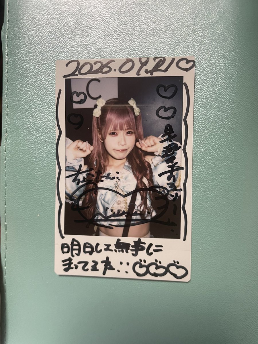 Tauther's tweet photo. 1000クラブでのライブのチェキツイはまた今度するね、明日すっごく早いので、明日早起きできてちゃんと現地で会えますようにって願をかけてもらったこのチェキだけ載せとく　#なたん日記 https://t.co/tw4q3fRxp5