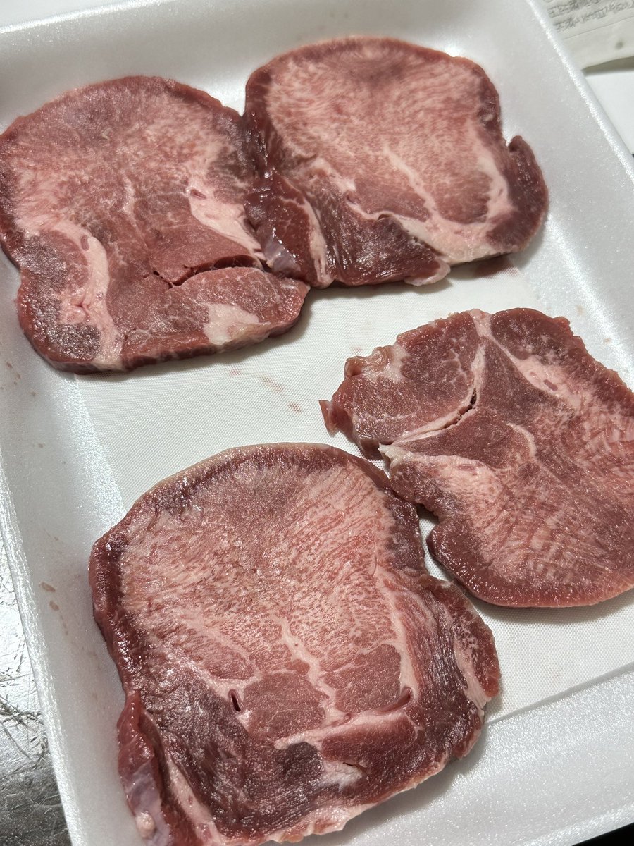 shiragiku3's tweet photo. 牛タンも焼きつつ頂き物のワインも飲む https://t.co/hFIYVXB5u8