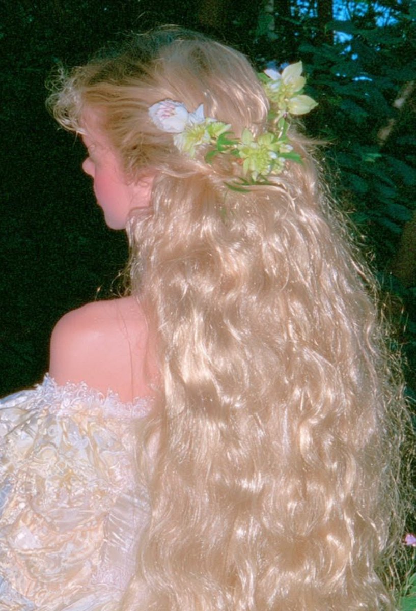sstuhia's tweet photo. Oh and flowers for my hair https://t.co/maFZ84bWjU