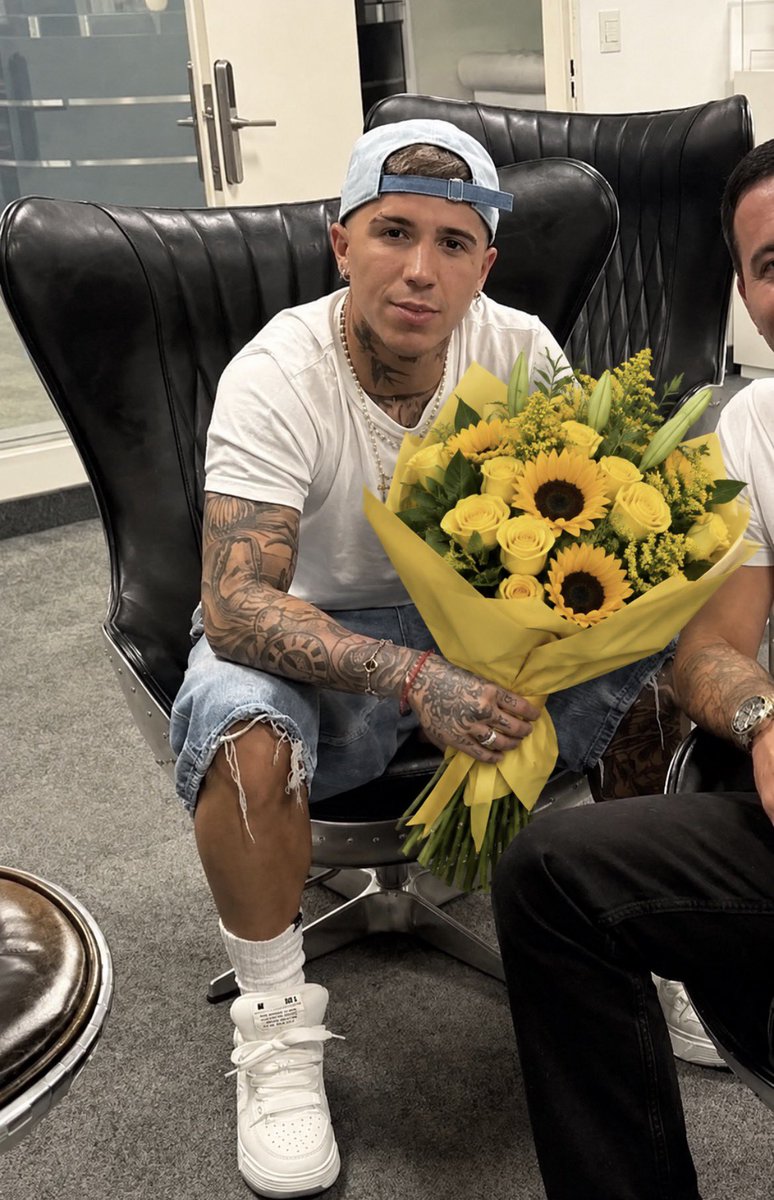 ludeenzo's tweet photo. fuaaa amor gracias por las flores 😳😳 https://t.co/snaJMZDyEz