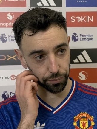 Troy_ft's tweet photo. 🚨 Bruno Fernandes on his conversation with Lisandro Martínez after the Fulham game:

🎙️ Reporter: “Bruno, you were seen speaking to Licha after the final whistle. What was that conversation about?”

🗣️ Bruno Fernandes:

“Licha came over to me and apologised, but I told him there was nothing to apologise for.

I said, ‘These things happen. The important thing is how you respond after a mistake.’

The own goal was unlucky, it came from a deflection. But I wanted him to understand that he cannot carry that moment into the rest of the game. He has to keep playing, keep asking for the ball and keep trusting himself.

I told him to lift his head because we need him. One mistake doesn’t change what he brings to this team.

Rashford also had opportunities. If we had taken one or two of those chances, nobody would be focusing on the own goal right now.

That’s football. Mistakes happen, chances are missed, but we face everything together. We win together, and we lose together.”
