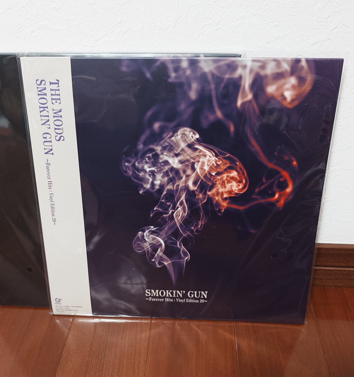 19810621's tweet photo. THE MODS アナログベスト「SMOKIN’ GUN ~Forever Hits:Vinyl Edition 20~」
発売日:2026年9月23日(水)
アナログレコードとしては、
1987年10月21日発売の
「YUM-YUM GIMME SOME」以来!!!やっぱりLP盤いいな〜♪
今、プレイヤーがないんですが😅
#SmokinGun #THEMODS #ザモッズ #MODS #モッズ https://t.co/pxR1htqAZn