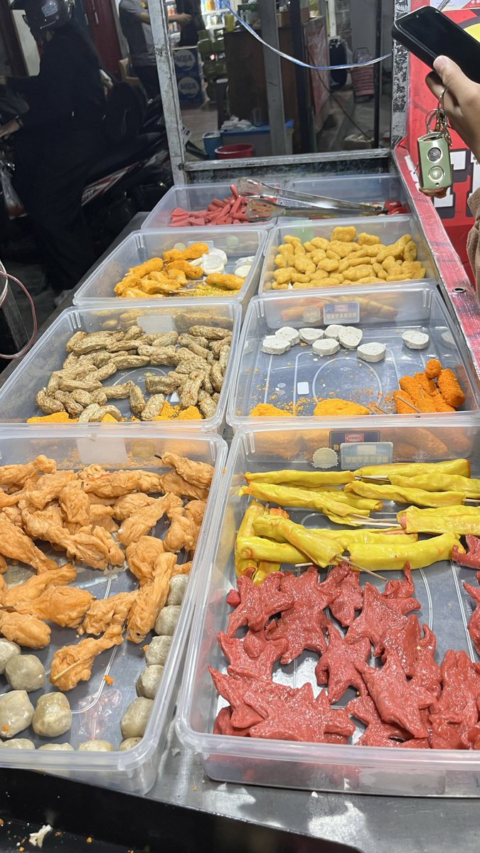 keluhkesahkonoh's tweet photo. Mau dibilang pakai ikan busuk sekalipun, tetep gue beli 😭🫰🏻 https://t.co/emyyWrLoGb