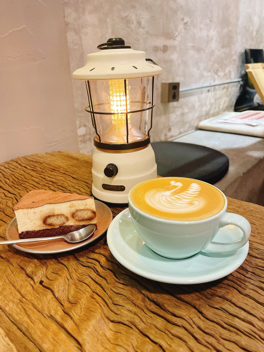 EmilyMappkf's tweet photo. Just found the coziest hidden café in Lisbon—sunlight filtering through terracotta tiles, warm pastries, and that perfect Portuguese coffee kick. Wasted zero time, already planning to come back tomorrow! https://t.co/sXooFd1Txs