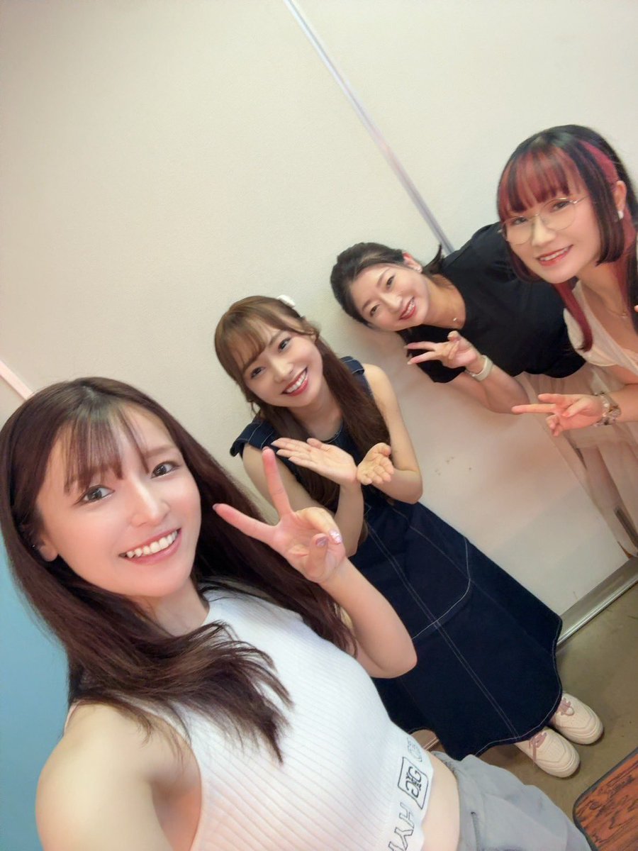 7kyonkyon's tweet photo. 誰かと写真を撮るときのポーズがこれしかないんですが、ポーズ案ください❣️
#ぼっちすぎてファミレスライブの写真が最新でしした https://t.co/LQC6Glz4k1