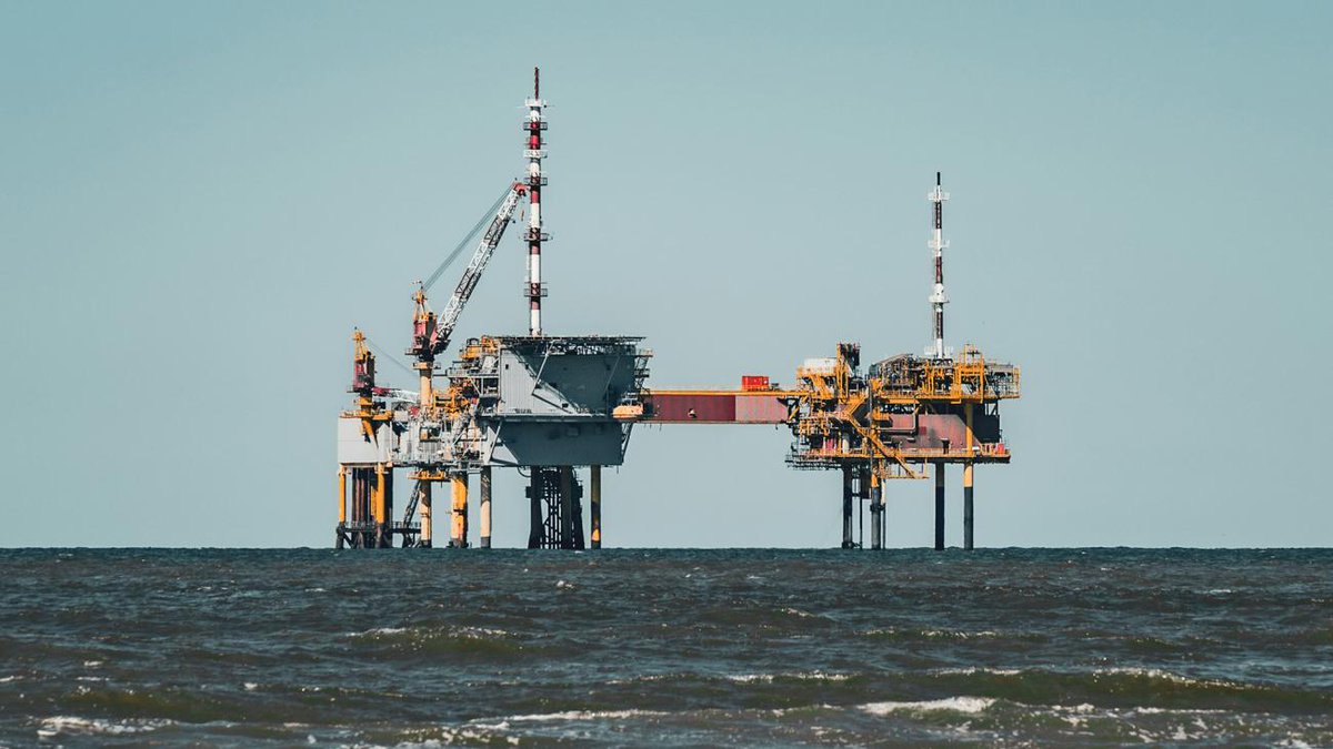 france_soir's tweet photo. Bruxelles dit non au forage norvégien et oui au GNL américain payé jusqu’à 10 fois plus cher. L’UE refuse le gaz d’à côté et signe des cargos qui traversent l’Atlantique. 🔥🇪🇺
#UE #Arctique #Energie #Norvege
L'article en 1er commentaire 👇