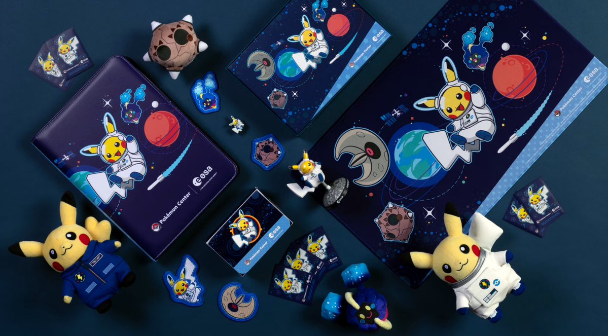 pokecamatomeru's tweet photo. ポケモンとESA(欧州宇宙機関)のコラボ商品が登場

✅宇宙服のピカチュウ
・プレイマット
・デッキシールド
・デッキケース
・コレクションファイル
な https://t.co/FjK0U0F2p1