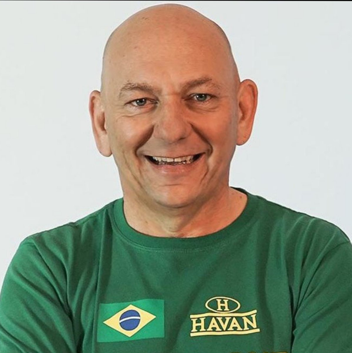 updatecharts's tweet photo. Ministério Público do Trabalho cobra R$ 30 MILHÕES de Luciano Hang por suposto assédi0 eleitoral após discurso sobre a Escala 6x1 na Havan.

Fora a indenização MILIONÁRIA, o MPT solicita que a Havan libere funcionários para votar sem desconto salarial e pede que Luciano Hang GRAVAR um vídeo de RETRATAÇÃO.