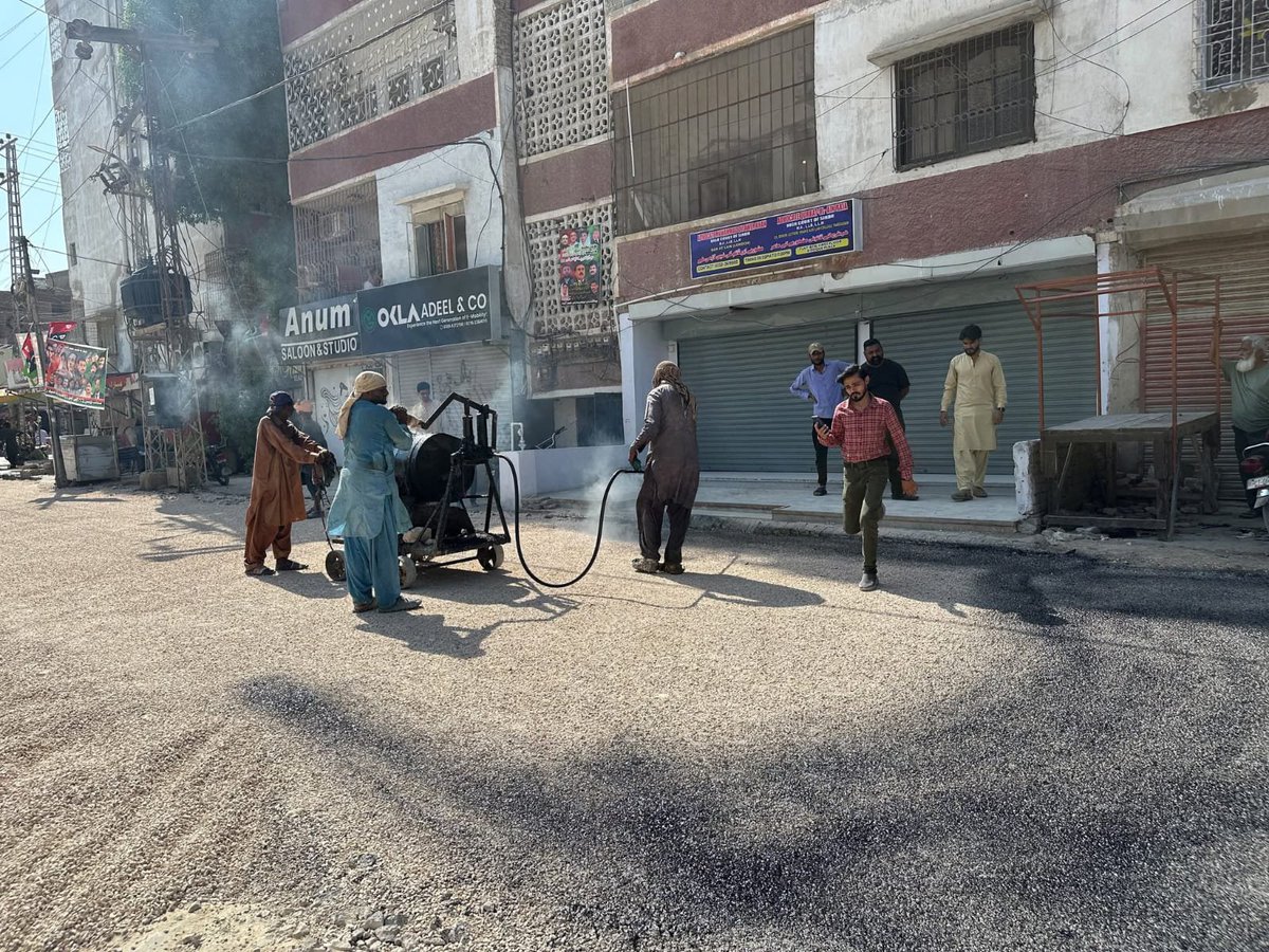 HasnainDawood97's tweet photo. Through the efforts of Mayor Hyderabad @KashifShoroPPP , CC flooring work is progressing in #PS63 Union Council 122 under the supervision of PPP leader @humia_naqvi . The work aims to improve local streets and provide residents with durable access. #HMCWork https://t.co/xGqoVdpx2m