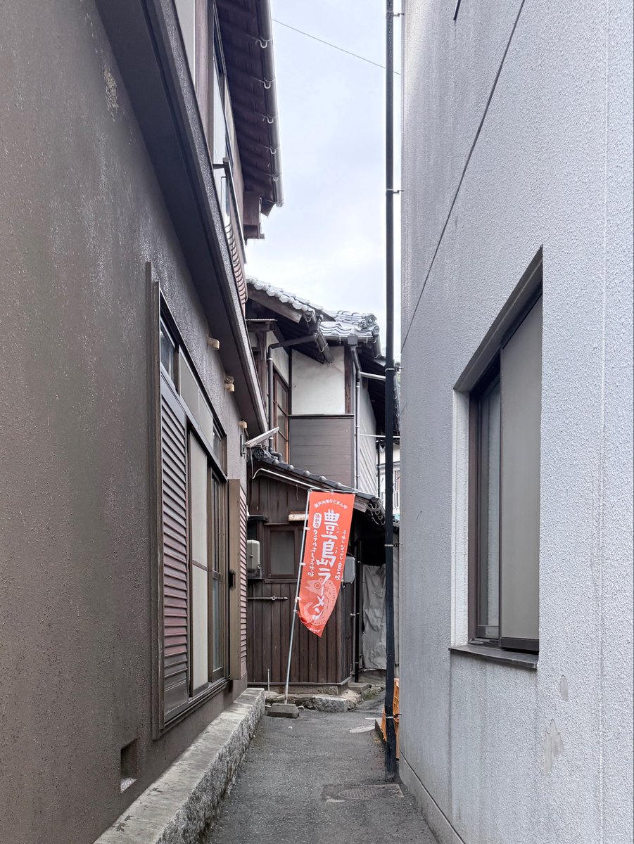 mimi_chiyo's tweet photo. たまに行くお店、いつもはお好み焼きだけど初めてラーメン食べた。タチウオだしの豊島ラーメン、あっさりで美味しかった。県外から来たと思われるお客さんに、店主さんがコテコテの広島弁で問いかけるのを喧嘩腰と思われないかヒヤヒヤしてた。 https://t.co/ggFBKHJBWV