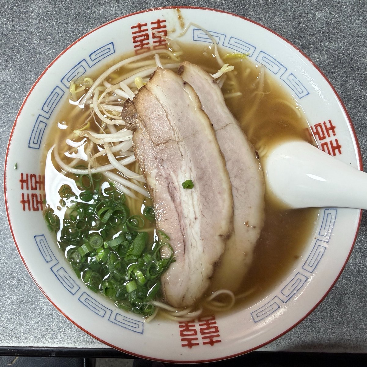 mimi_chiyo's tweet photo. たまに行くお店、いつもはお好み焼きだけど初めてラーメン食べた。タチウオだしの豊島ラーメン、あっさりで美味しかった。県外から来たと思われるお客さんに、店主さんがコテコテの広島弁で問いかけるのを喧嘩腰と思われないかヒヤヒヤしてた。 https://t.co/ggFBKHJBWV