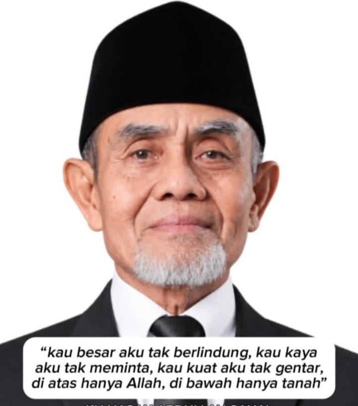 NenkMonica's tweet photo. Silau oleh gelar, silau oleh harta, silau oleh kekuasaan orang lain. Sampai lupa, kita semua sama.

Kalimat ini menampar dengan lembut: Kita tidak perlu berlindung pada kebesaran manusia, tidak perlu meminta pada kekayaan manusia, dan tidak perlu gentar pada kekuatan manusia.

Cukup Allah di atas sebagai tempat bersandar, dan tanah di bawah sebagai pengingat asal.